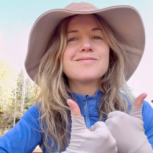 A lady in a Solbari beige sun hat.